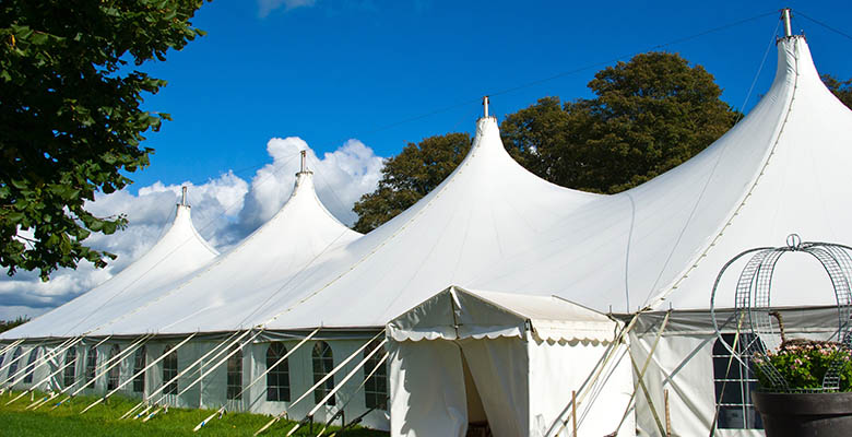 How to decorate wedding tents?